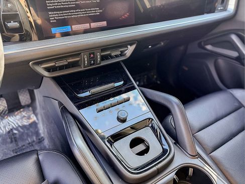 Used 2024 Porsche Cayenne w/ Premium Package image 26