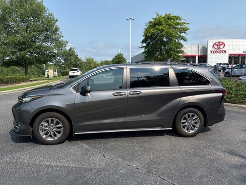 Used 2023 Toyota Sienna XLE FWD image 3