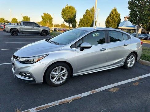 Used 2018 Chevrolet Cruze LT w/ Sun And Sound Package FWD image 2