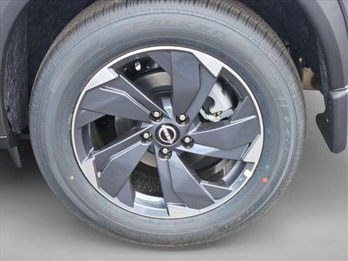 Used 2025 Nissan Rogue SV w/ SV Premium Package image 11