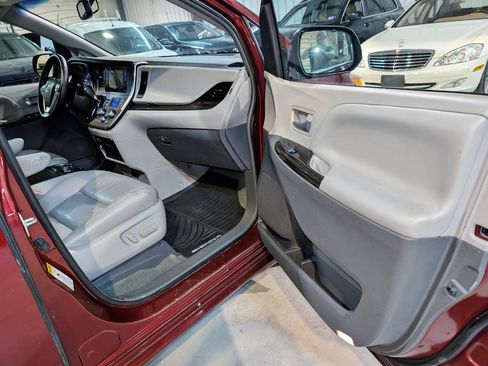 Used 2017 Toyota Sienna XLE Premium image 32