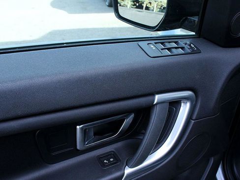 Used 2017 Land Rover Discovery Sport SE image 9