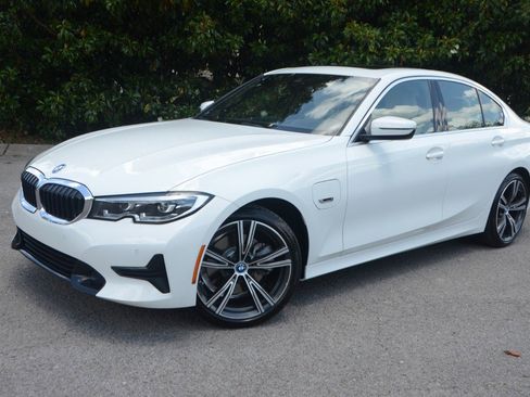 Used 2022 BMW 330e w/ Premium Package RWD image 5