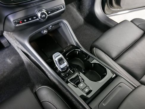 Used 2025 Volvo XC40 B5 Plus image 18