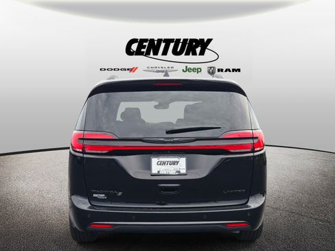 Used 2024 Chrysler Pacifica Limited w/ S Appearance Package FWD image 5
