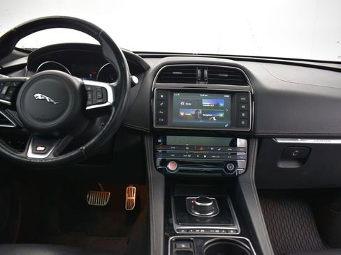 Used 2017 Jaguar F-PACE S image 27