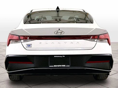 Used 2024 Hyundai Elantra SEL w/ Convenience Package FWD image 4
