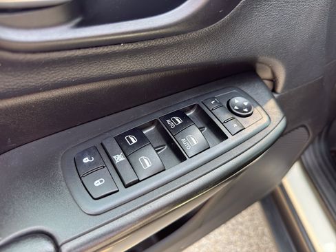 Used 2019 Jeep Cherokee Trailhawk AWD/4WD image 12