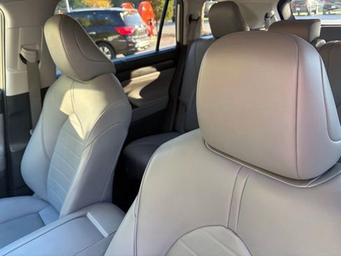 Used 2021 Toyota Highlander XLE image 5