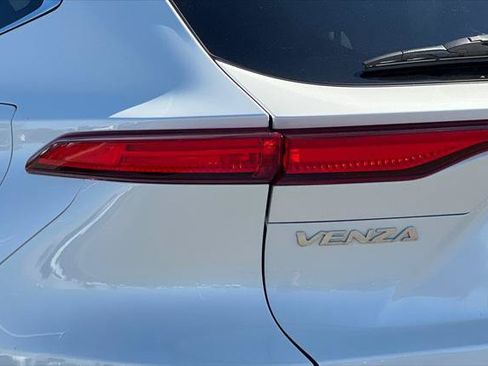 Certified 2021 Toyota Venza LE w/ Carpet Mat Package (TMS) AWD/4WD image 32