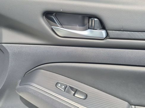 Used 2025 Nissan Altima 2.5 SV FWD image 33