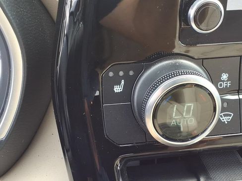 Used 2023 Toyota Highlander XLE AWD/4WD image 23