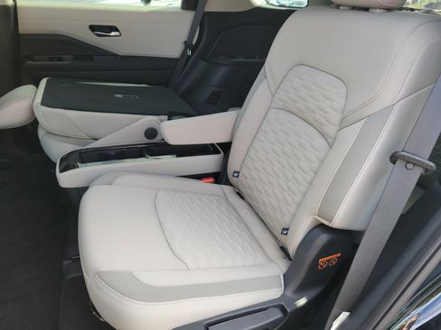 Used 2022 Nissan Pathfinder SV w/ SV Premium Package image 7