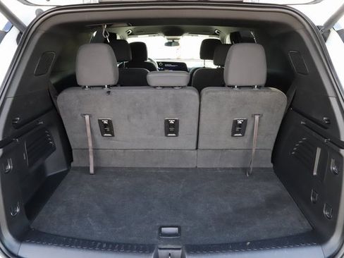 Used 2025 Chevrolet Traverse LT image 7