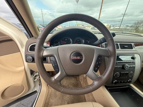 Used 2011 GMC Yukon SLT w/ SLT-2 Equipment Package image 16