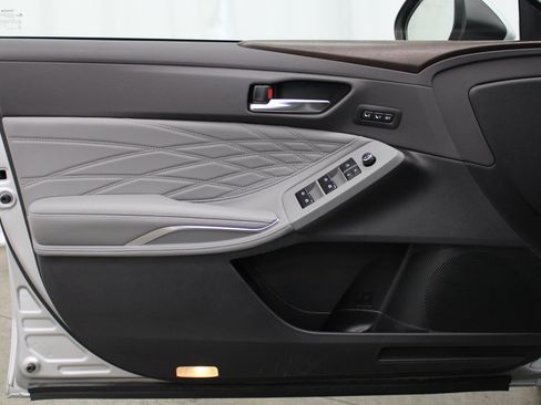 Used 2020 Toyota Avalon Limited image 11