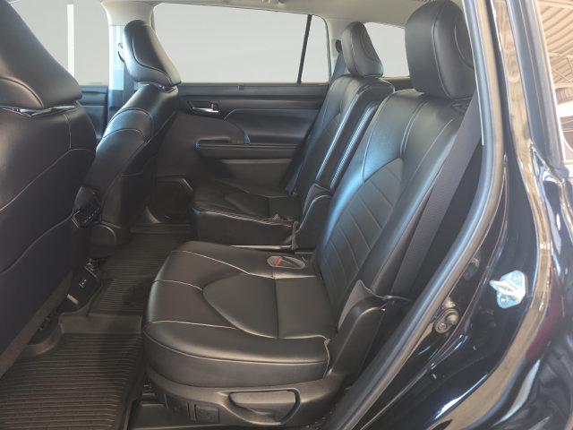 Used 2022 Toyota Highlander XLE AWD/4WD image 26