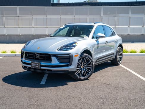 Certified 2026 Porsche Macan AWD/4WD image 1