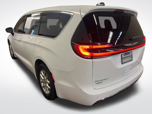 Used 2024 Chrysler Pacifica Touring-L FWD image 3