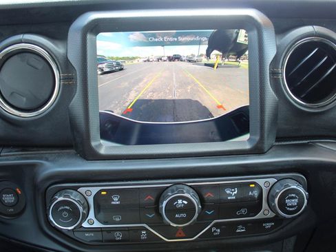 Used 2023 Jeep Gladiator Overland AWD/4WD image 16