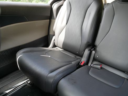 Certified 2026 Kia Carnival FWD image 12