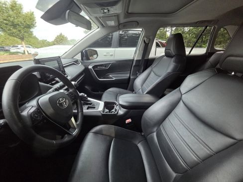 Used 2021 Toyota RAV4 XLE Premium FWD image 6