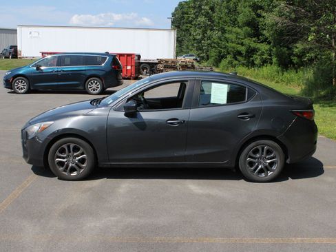 Used 2019 Toyota Yaris LE FWD image 6