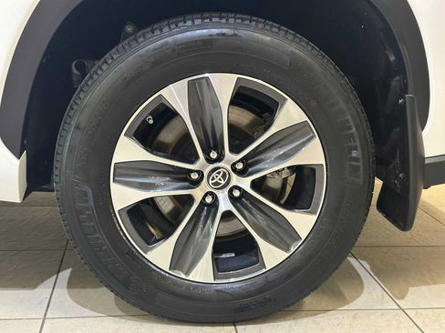 Used 2023 Toyota Highlander XLE AWD/4WD image 8