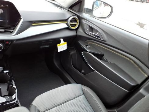 New 2026 Chevrolet Trax LT w/ LT Convenience Package FWD image 15