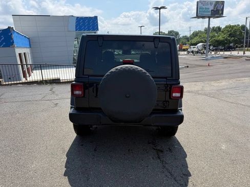 Used 2025 Jeep Wrangler Sport AWD/4WD image 7
