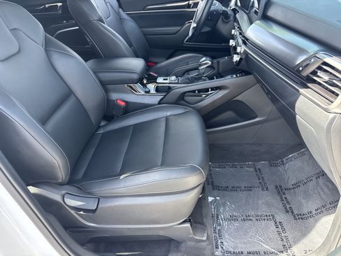 Used 2025 Kia Telluride S FWD image 9