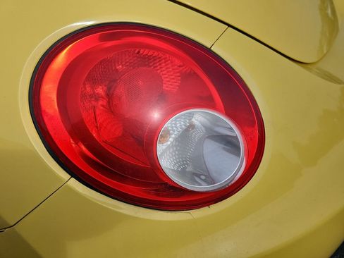 Used 2010 Volkswagen Beetle Coupe FWD image 35