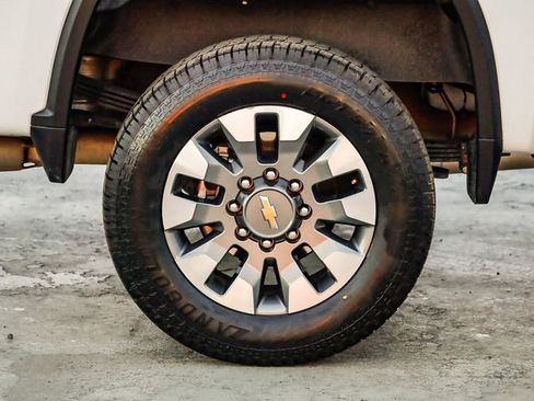 Used 2024 Chevrolet Silverado 2500 Custom w/ Custom Value Package image 11