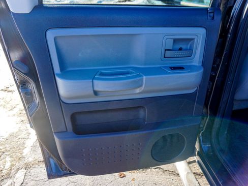 Used 2011 Dodge Dakota 4WD Crew Cab SXT image 24