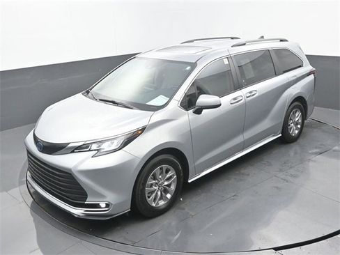 Used 2022 Toyota Sienna XLE image 34