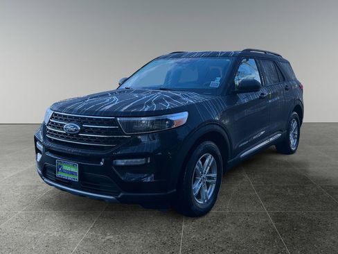Used 2023 Ford Explorer XLT w/ Equipment Group 202A AWD/4WD image 4