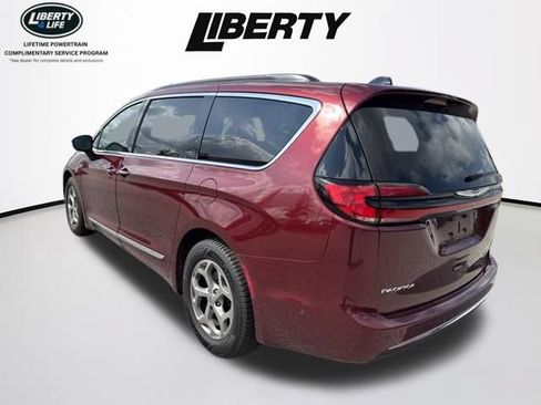 Used 2023 Chrysler Pacifica Limited w/ Uconnect Theater Family Group FWD image 5