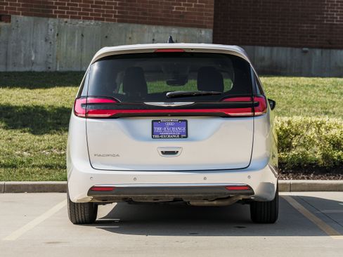 Used 2024 Chrysler Pacifica Touring-L FWD image 27