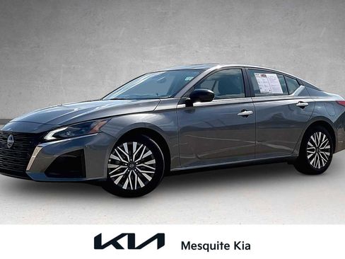 Used 2025 Nissan Altima 2.5 SV FWD image 1