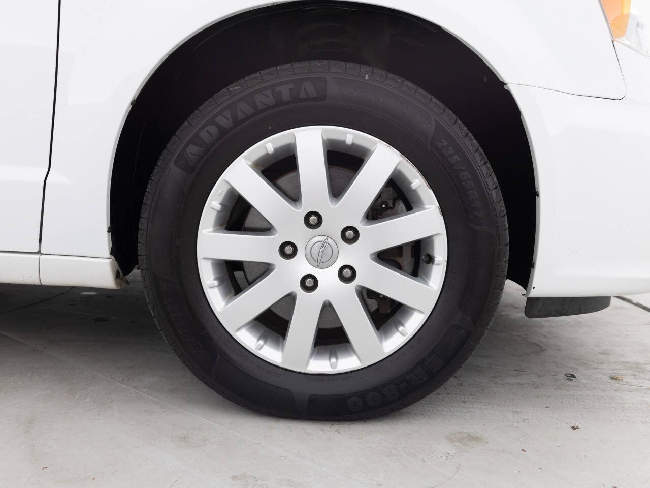 Used 2016 Chrysler Town & Country Touring FWD image 18
