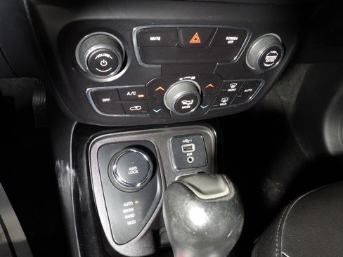 Used 2019 Jeep Compass Latitude AWD/4WD image 15