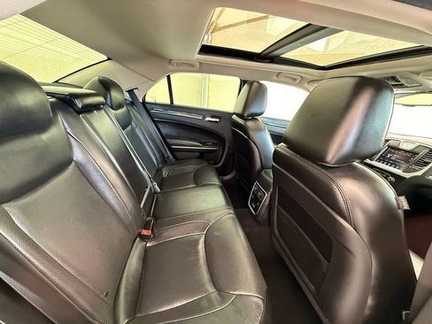 Used 2019 Chrysler 300 Limited RWD image 19