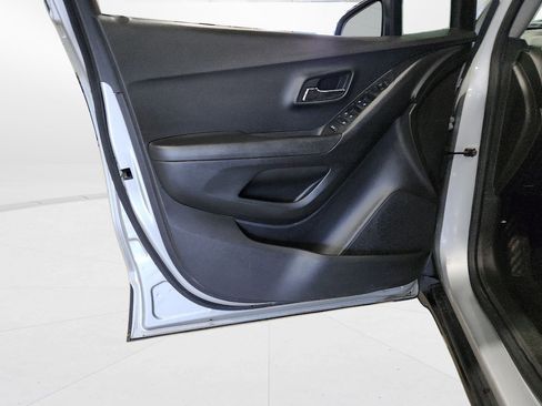 Used 2019 Chevrolet Trax LT w/ LT Convenience Package image 14