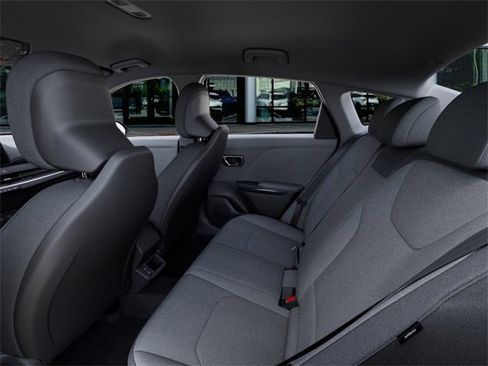 New 2025 Kia K4 LXS image 18