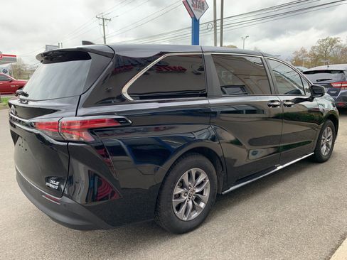 Used 2022 Toyota Sienna XLE image 7