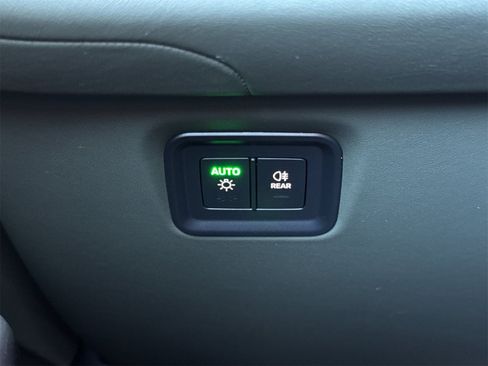 Used 2025 Porsche Cayenne image 30