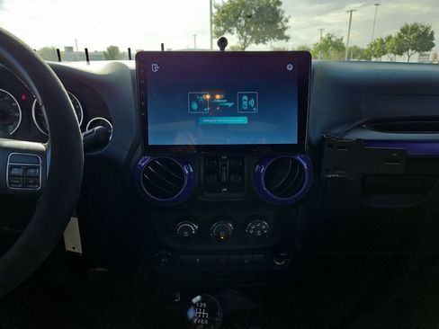 Used 2016 Jeep Wrangler Unlimited Sahara w/ Connectivity Group AWD/4WD image 13