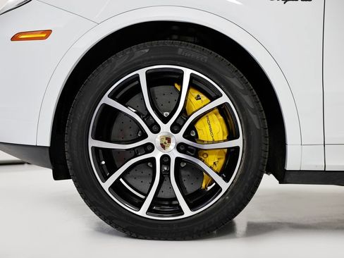 Certified 2023 Porsche Cayenne Turbo S AWD/4WD image 13