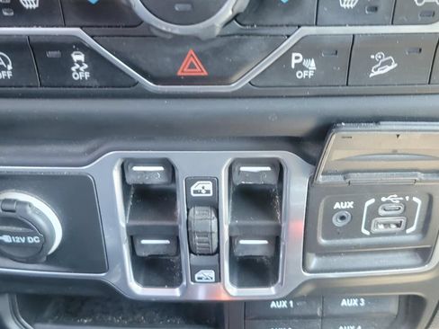 Used 2018 Jeep Wrangler Unlimited Sahara AWD/4WD image 30