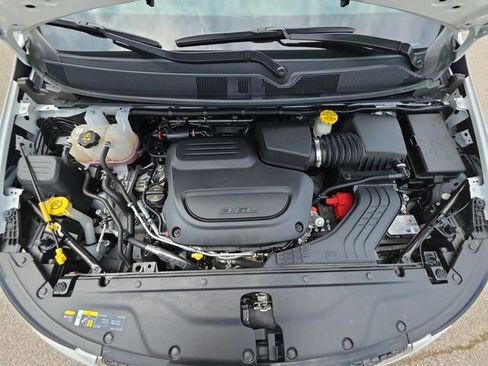 Used 2025 Chrysler Pacifica Select FWD image 33